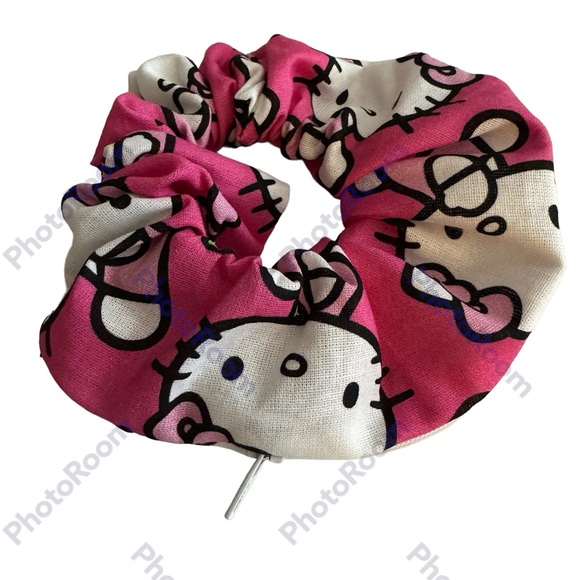 Hello Kitty zipper scrunchie hand made USA pink cotton rare print summer must - Picture 2 of 3